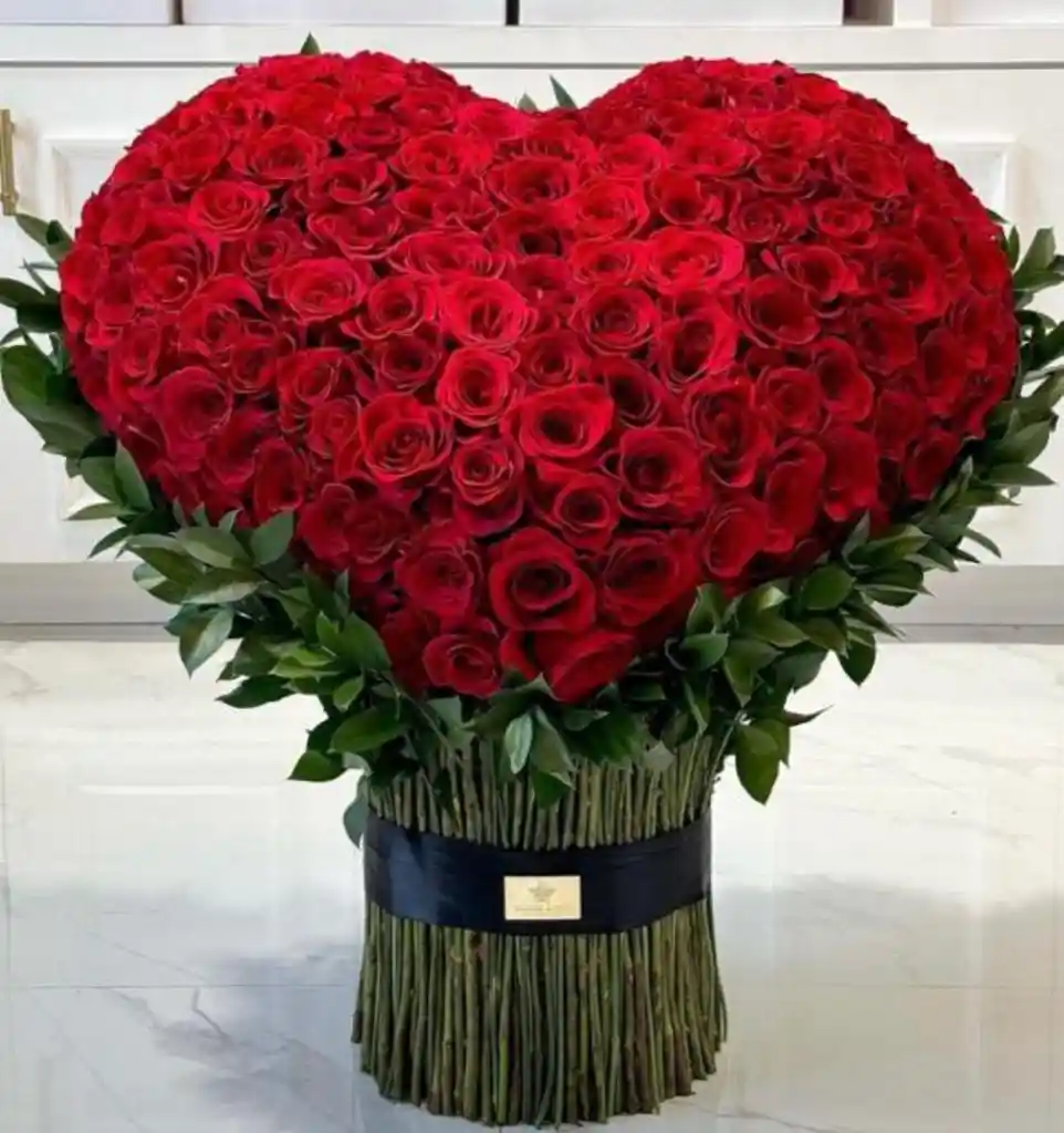 Ramo De Rosas Corazón