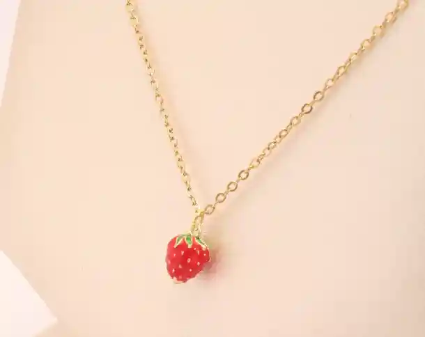 Collar Dorado Con Dije De Fresa En Rodio