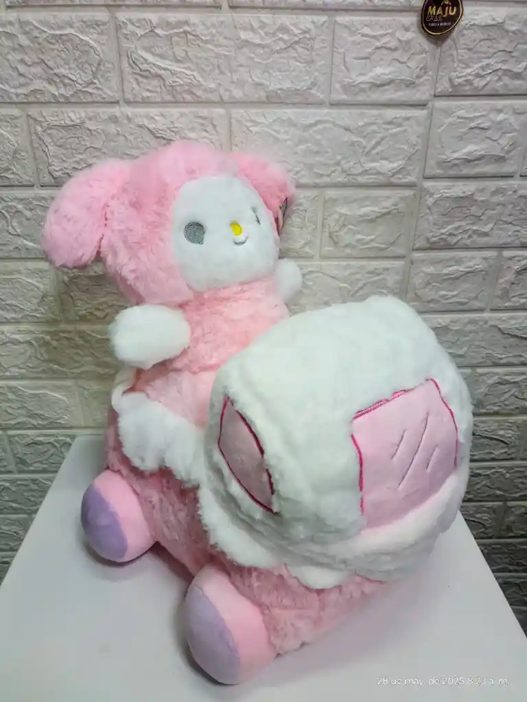 Peluche Melodi Kuromi En Carro Con Sonido De 40 Cm