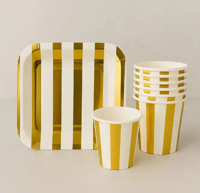 Set De Platos Cuadrados Y Vasos De Carton Con Diseño De Rayas Doradas Paquete X10 Unidades