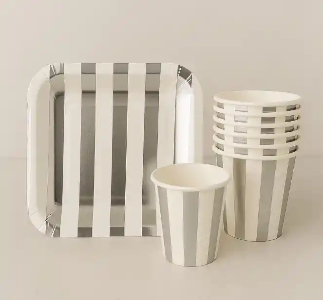 Set De Platos Cuadrados Y Vasos De Carton Con Diseño De Rayas Plateadas Paquete X10 Unidades