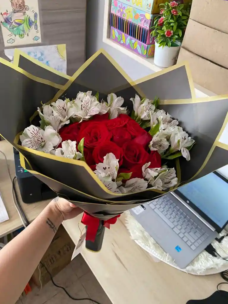 Ramo De Rosas Con Astromelias