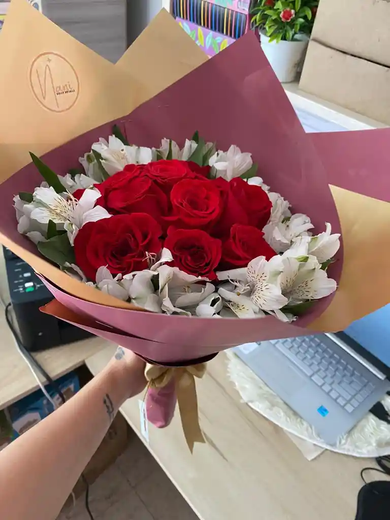 Ramo De Rosas Con Astromelias