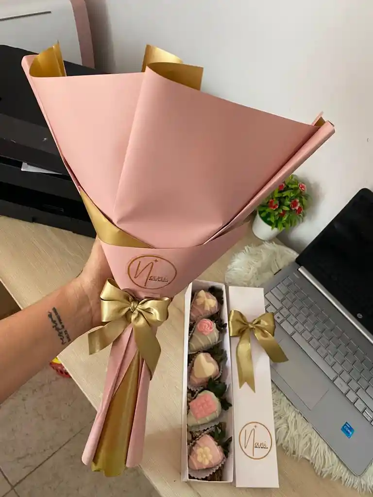 Combo Ramo De Rosas Con Astromelias Mas Caja De Fresas Con Chocolate