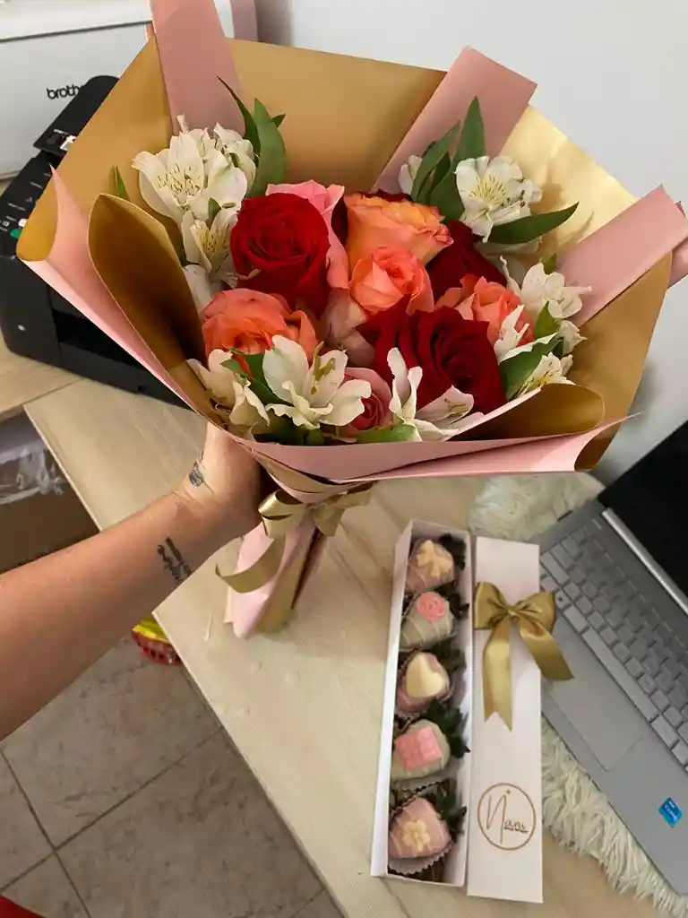 Combo Ramo De Rosas Con Astromelias Mas Caja De Fresas Con Chocolate