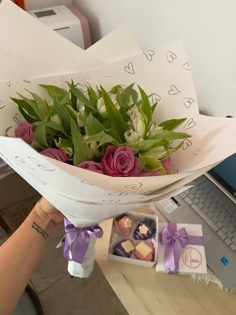 Combo Ramo De Flores Mas Caja De Fesas