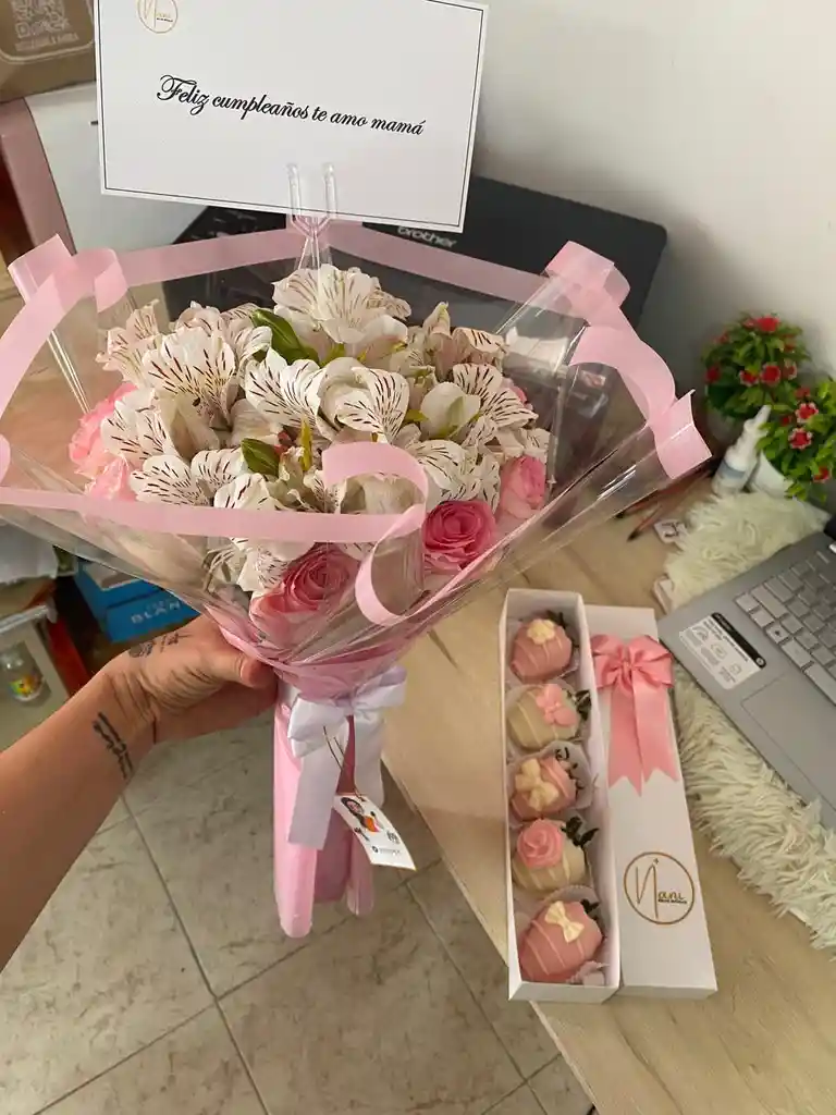 Ramo De Rosas Y Astromelias Mas Caja De Fresas Con Chocolate