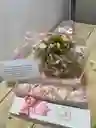 Ramo De Rosas Con Astromelias Y Caja De Fresas
