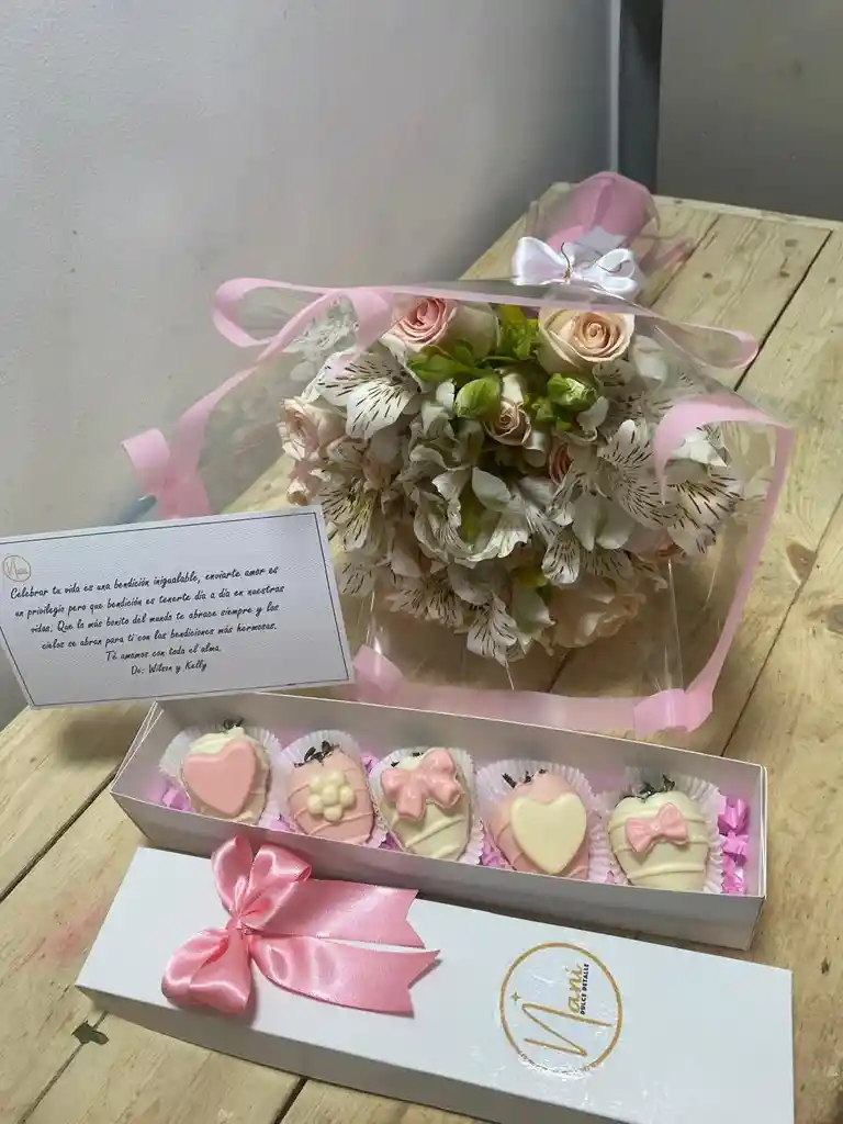 Ramo De Rosas Con Astromelias Y Caja De Fresas