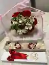 Ramo De Rosas Con Astromelias Y Caja De Fresas