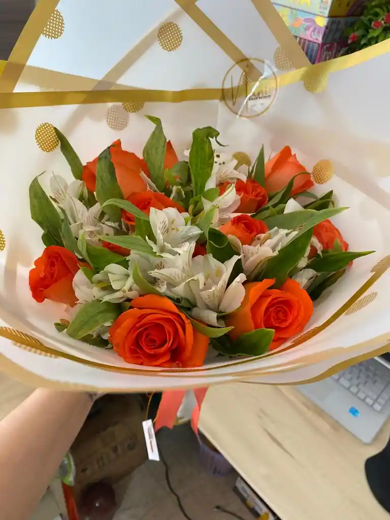Ramo De Flores Rosas Y Astromelias