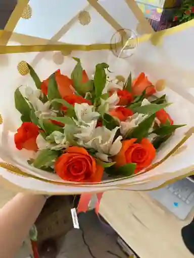 Ramo De Flores Rosas Y Astromelias