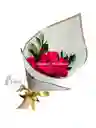 Bouquet De 12 Rosas Rojas Con Rusco Papel Coreano Blanco