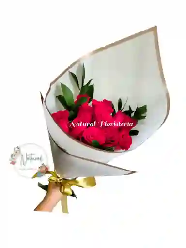 Bouquet De 12 Rosas Rojas Con Rusco Papel Coreano Blanco
