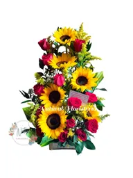 Arreglo Floral 12 Rosas 6 Girasoles