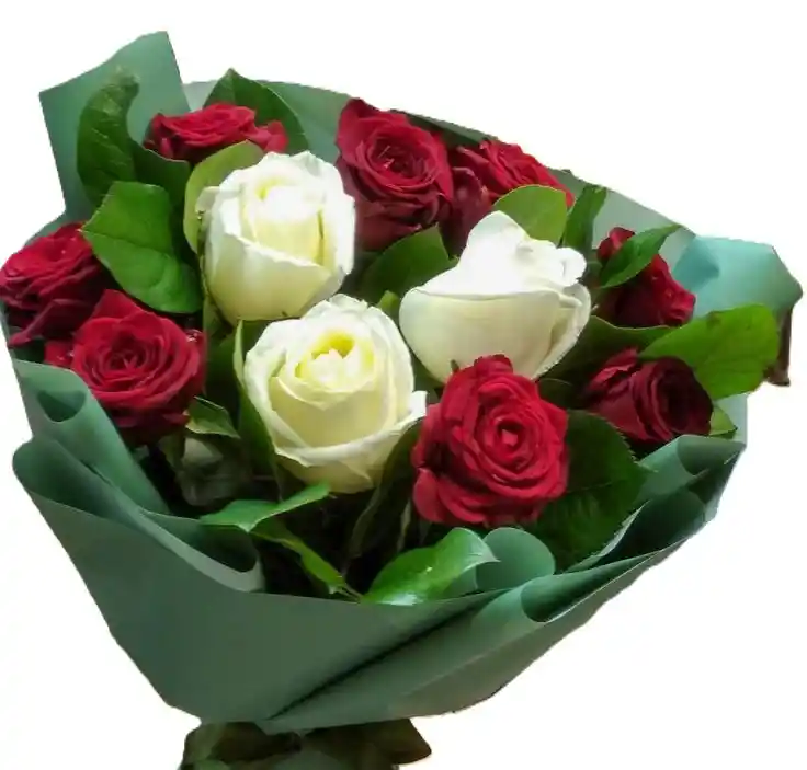 Rosas Blancas Y Rojas En Bouquet