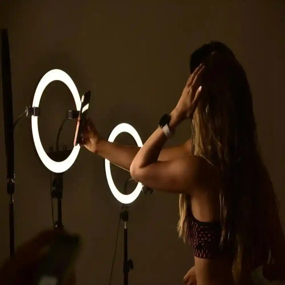 Aro De Luz 56cm Luces Rgb + Calidas, Incluye Tripode