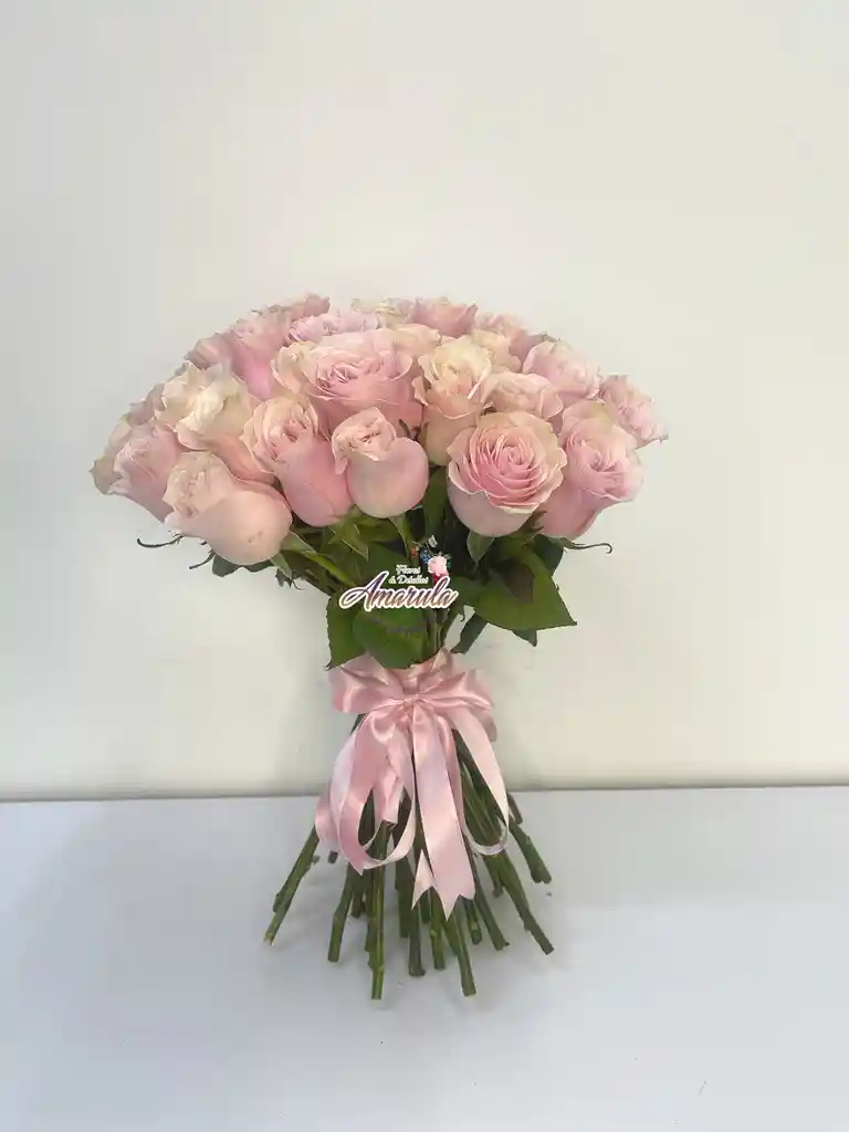 Bouquet De Rosas Con Moño Elegante