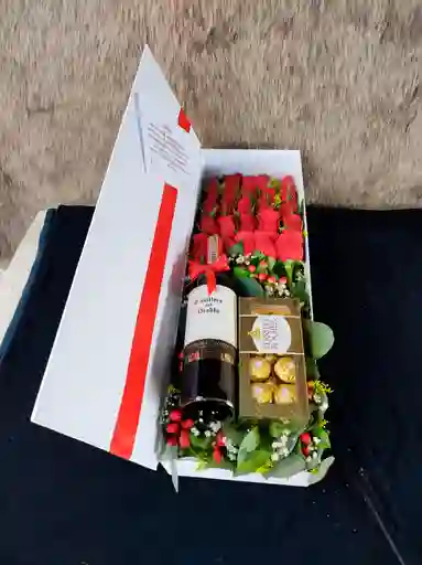 Caja Rectangular Con Rosas, Vino Y Chocolate