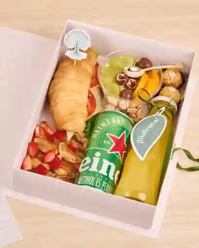Ancheta Sorpresa Para Papá Con Sandwich De Croissant, Pacakes, Parfait Y Ferreros