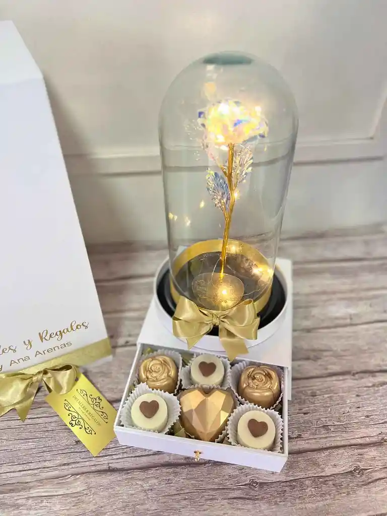 Caja Gaveta Con Rosa Tornasolada En Urna De Cristal Y Chocolates Rellenos