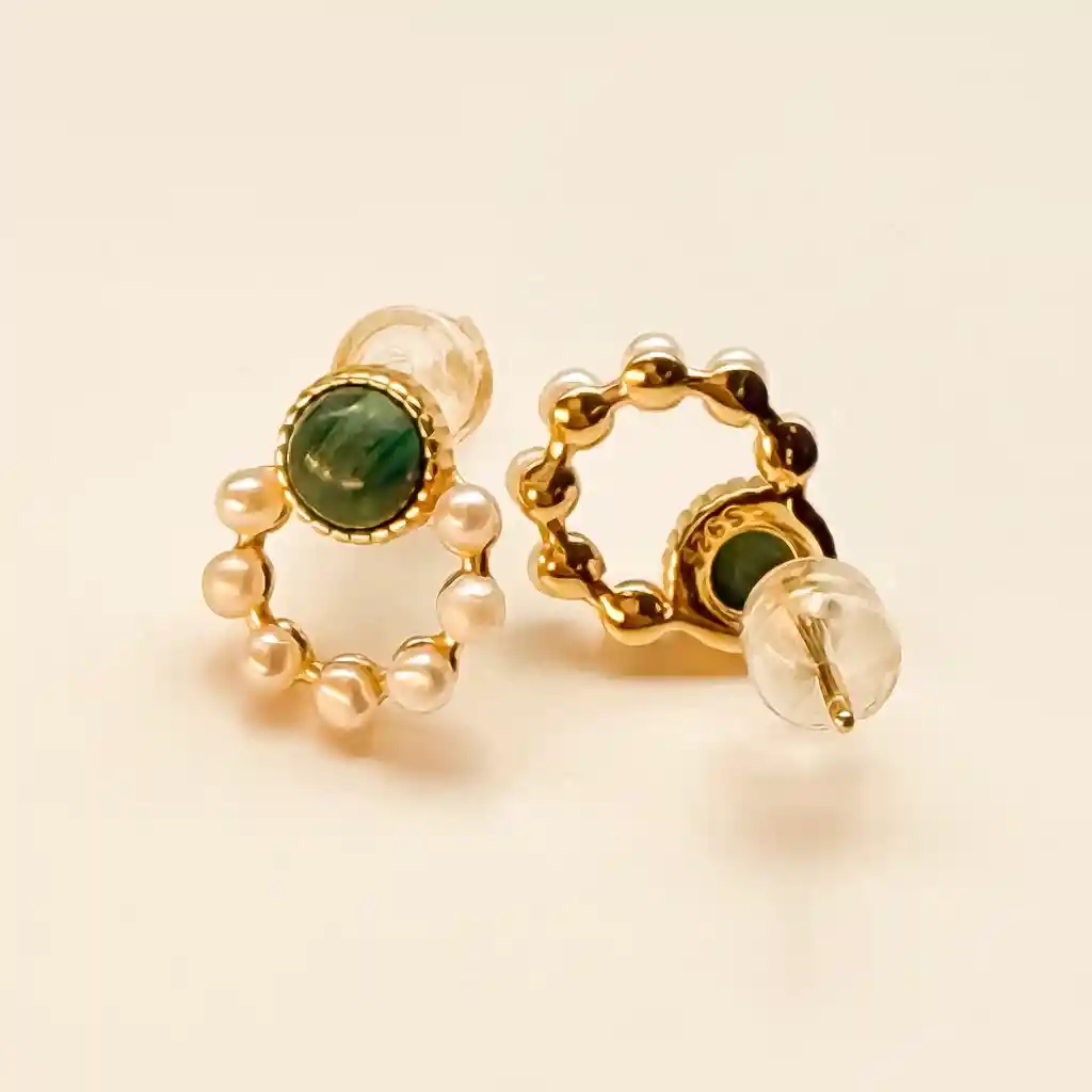 Aretes De Malaquita Natural Con Perlas – Plata S925 Con Baño En Oro De 18k