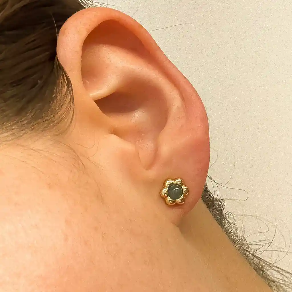 Aretes Flor Con Jade Verde Natural – Plata S925 Con Baño En Oro De 18k