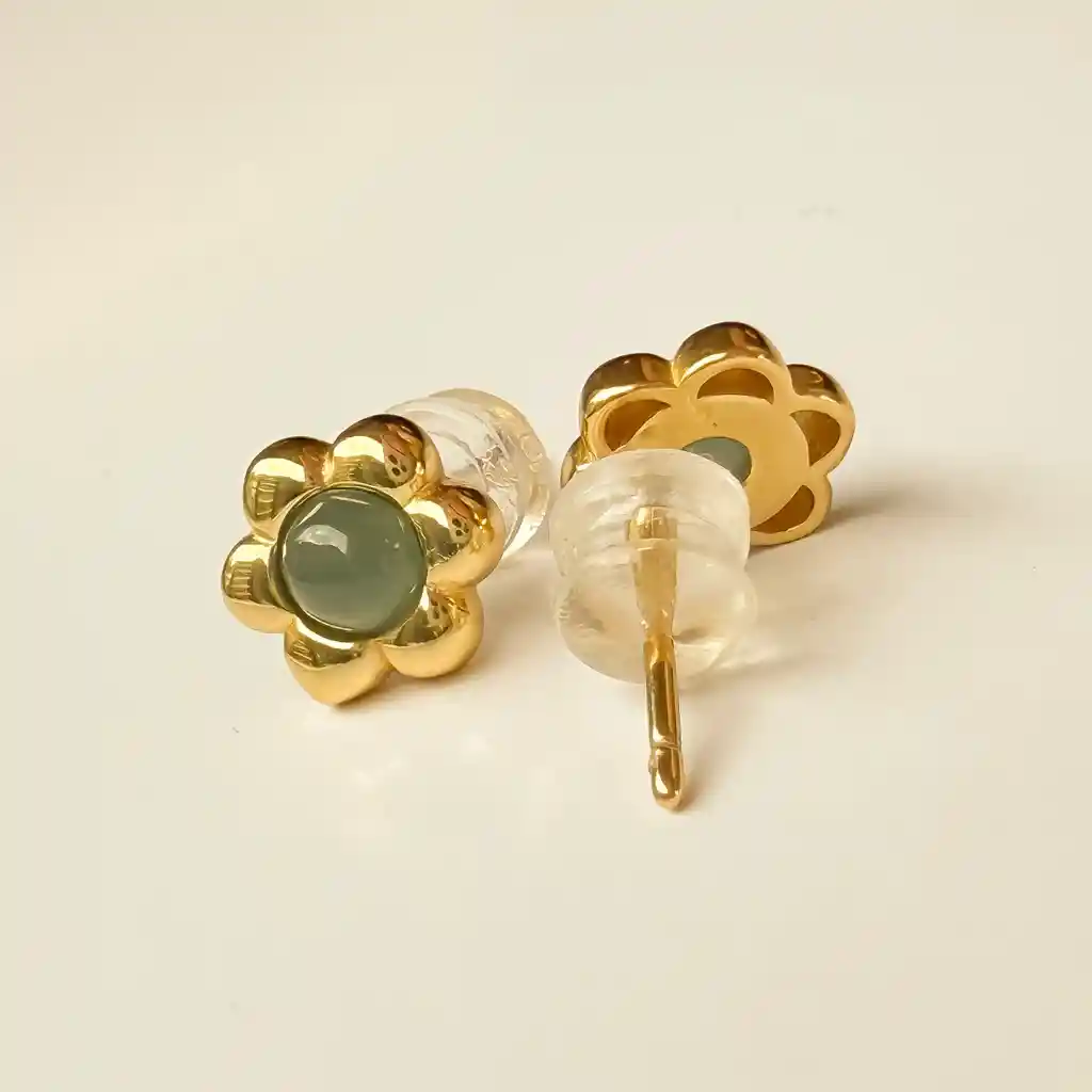 Aretes Flor Con Jade Verde Natural – Plata S925 Con Baño En Oro De 18k