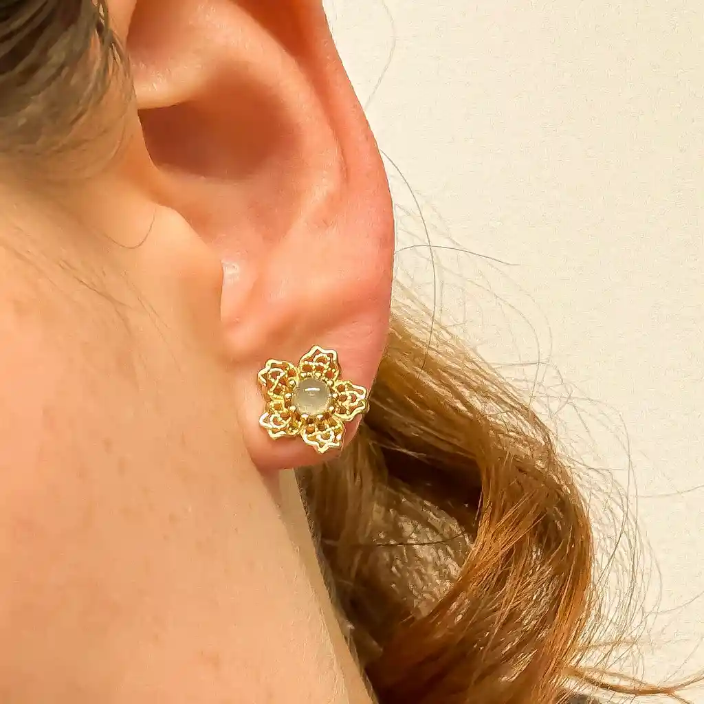 Aretes Flor Tejida Con Ópalo Verde – Plata S925 Con Baño En Oro De 18k