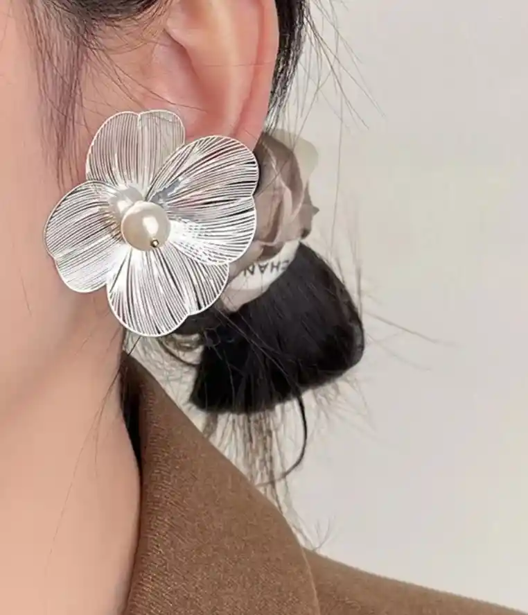 Aretes Flor Plateada