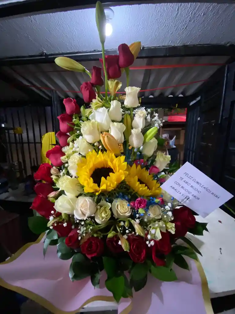 🌺 Arreglo Floral Tradicional, Rosas, Lirios, Girasoles