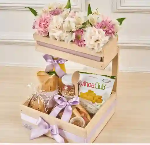 Snack En Caja Floral Con Claveles, Astromelias Y Desayuno Sorpresa