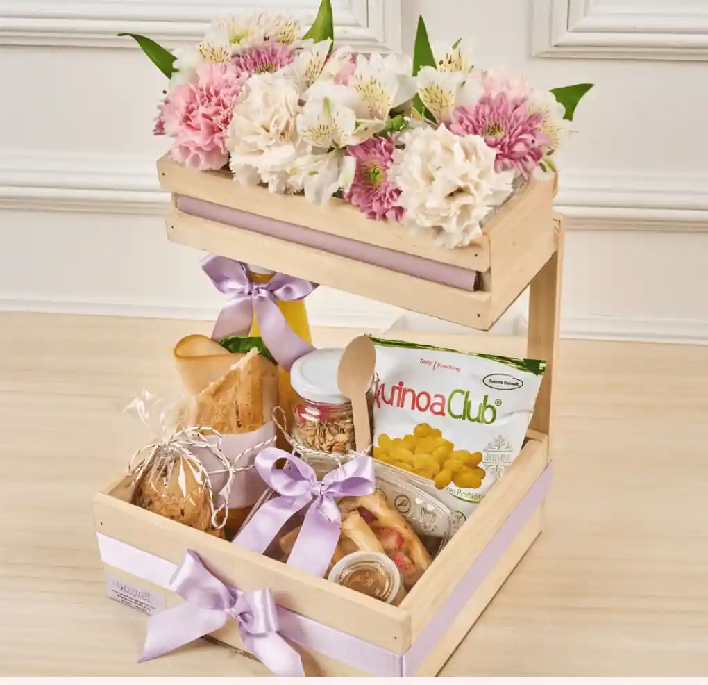 Snack En Caja Floral Con Claveles, Astromelias Y Desayuno Sorpresa