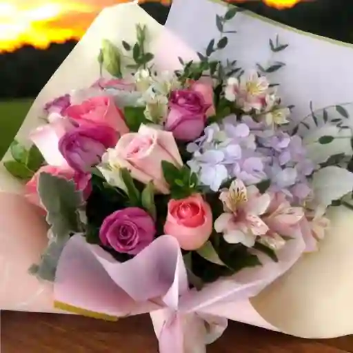 Flores Bouquet De 12 Rosas Surtidas Y Astromelias