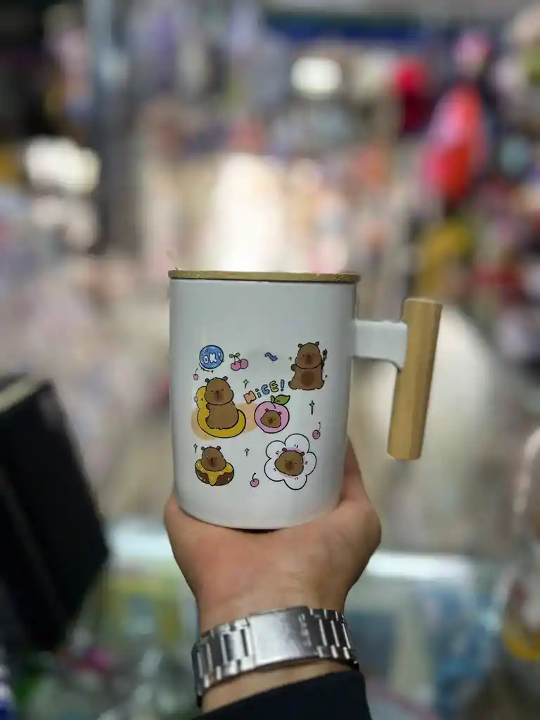 Mug Taza Coleccionable Capibara Kawaii Tapa Madera