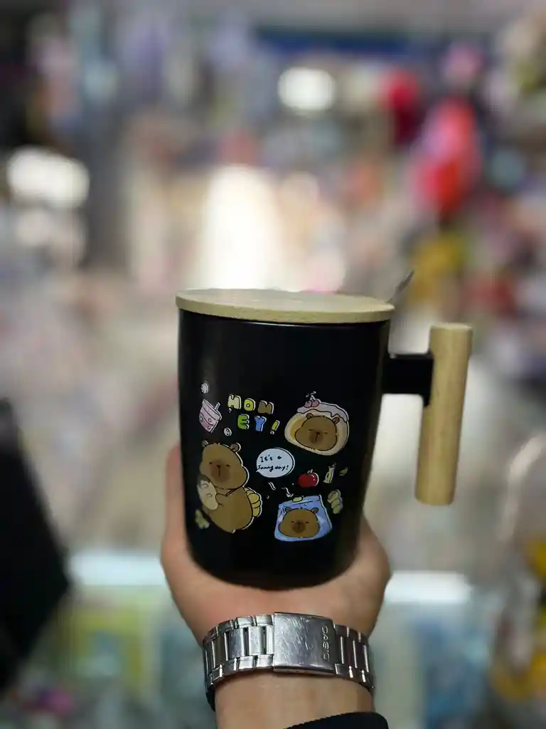 Mug Taza Coleccionable Capibara Kawaii Tapa Madera