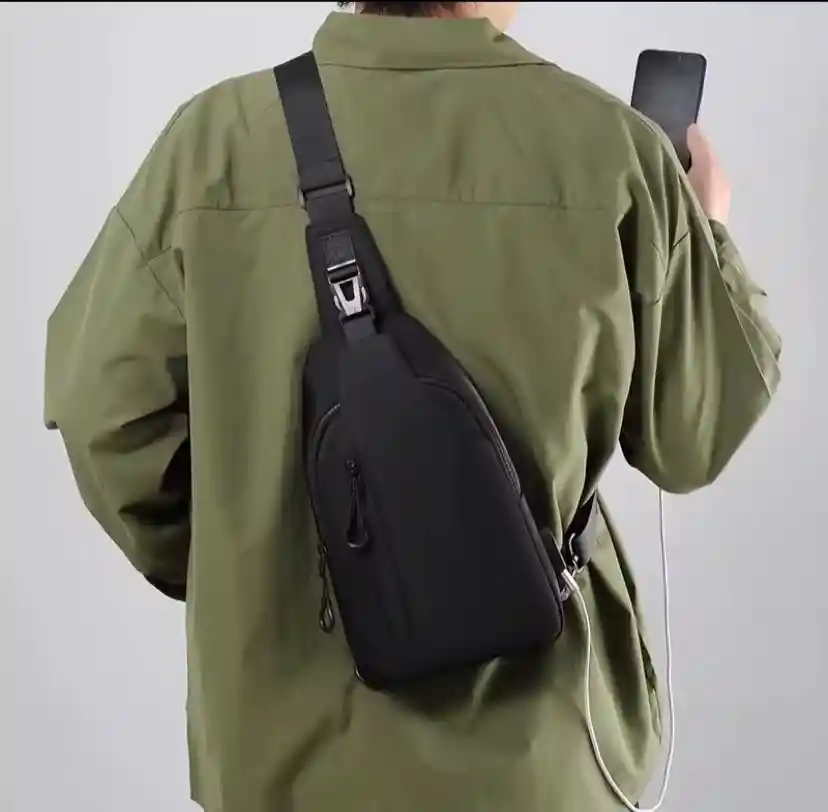 Bolso De Pecho Impermeable Liso Con Carga Usb