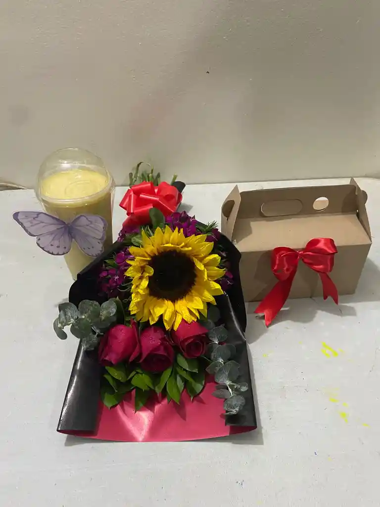 Combo Delicioso Y Saludable: Bouquet De Girasoles Y Rosas + 🥪 Sándwich Artesanal A Base De Proteína Vegetal + Vegetales Frescos Y 🥤 Batido Natural Lleno De Sabor Y Energía.