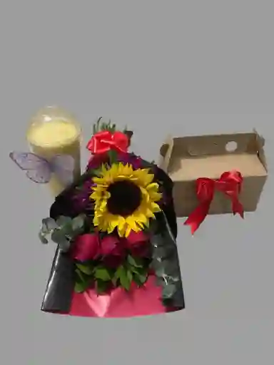 Combo Delicioso Y Saludable: Bouquet De Girasoles Y Rosas + 🥪 Sándwich Artesanal A Base De Proteína Vegetal + Vegetales Frescos Y 🥤 Batido Natural Lleno De Sabor Y Energía.