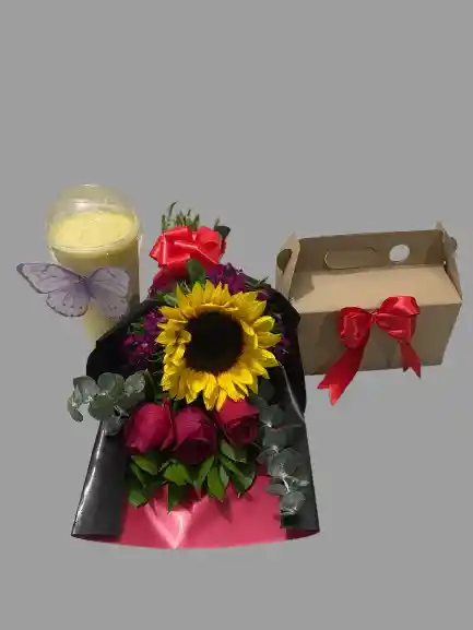 Combo Delicioso Y Saludable: Bouquet De Girasoles Y Rosas + 🥪 Sándwich Artesanal A Base De Proteína Vegetal + Vegetales Frescos Y 🥤 Batido Natural Lleno De Sabor Y Energía.