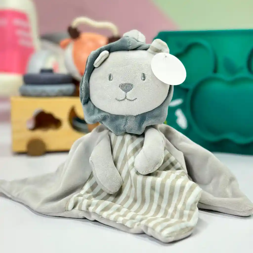 Apego Con Diseño De Animalitos León Gris, Hecha Algodón Super Suave, Estimula Los Sentidos Del Bebé, Es Calientito, Y Al Moverlo Emite Sonidos Suaves.