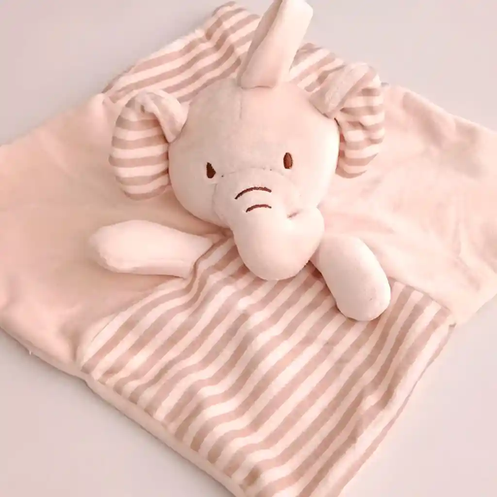 Apego Con Diseño De Animalitos Elefante Beige, Hecha Algodón Super Suave, Estimula Los Sentidos Del Bebé, Es Calientito, Y Al Moverlo Emite Sonidos Suaves.