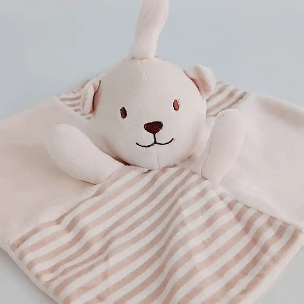 Apego Con Diseño De Animalitos Oso Beige, Hecha Algodón Super Suave, Estimula Los Sentidos Del Bebé, Es Calientito, Y Al Moverlo Emite Sonidos Suaves.