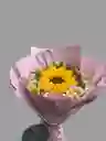 Bouquet Con Un Girasol Central, Bordeado Con Delicadas Astromelias + Chocolates Mm