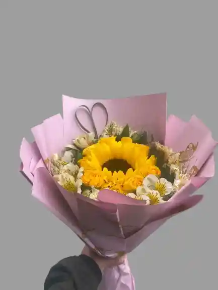 Bouquet Con Un Girasol Central, Bordeado Con Delicadas Astromelias + Chocolates Mm