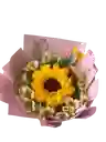 Bouquet Con Un Girasol Central, Bordeado Con Delicadas Astromelias + Chocolates Mm