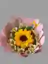 Bouquet Con Un Girasol Central, Bordeado Con Delicadas Astromelias + Chocolates Mm