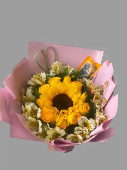 Bouquet Con Un Girasol Central, Bordeado Con Delicadas Astromelias + Chocolates Mm