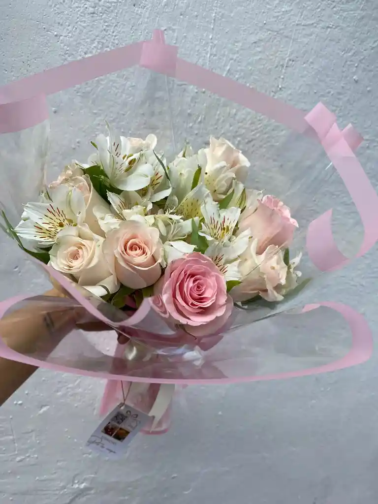 Ramo De Rosas Y Astromelias Surtido