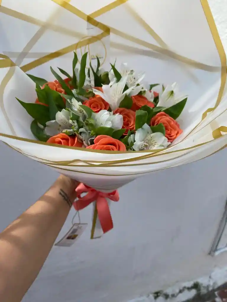 Ramo De Rosas Y Astromelias Surtido